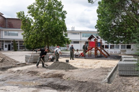 Jelenleg a Széna téren dolgoznak – három iskolaudvar újul meg idén a KÉPES Program keretében